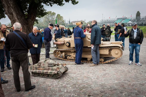 Люди и танки на Militalia 2013 в Милане — стоковое фото