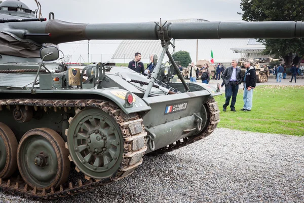 People and tanks at Militalia 2013 in Milan, Italy — Stock Photo, Image