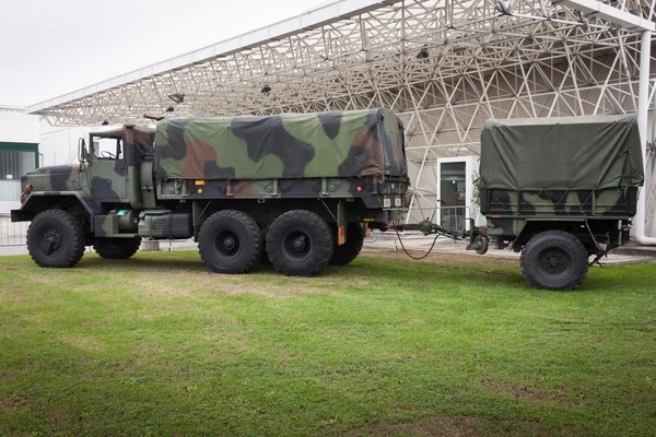 Riesiger militärischer LKW mit Anhänger auf der militalia 2013 in Mailand, Italien — Stockfoto