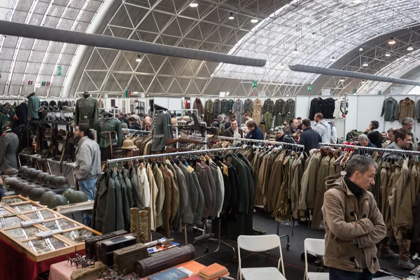 Människor på militalia 2013 i Milano, Italien — Stockfoto