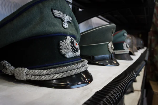 Kapelusze nazistowskich w militalia 2013 r. w Mediolanie, Włochy — Zdjęcie stockowe