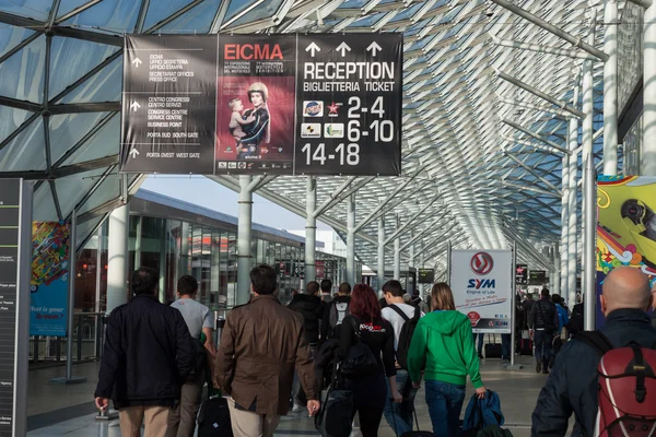Personas en la EICMA 2013 en Milán, Italia —  Fotos de Stock