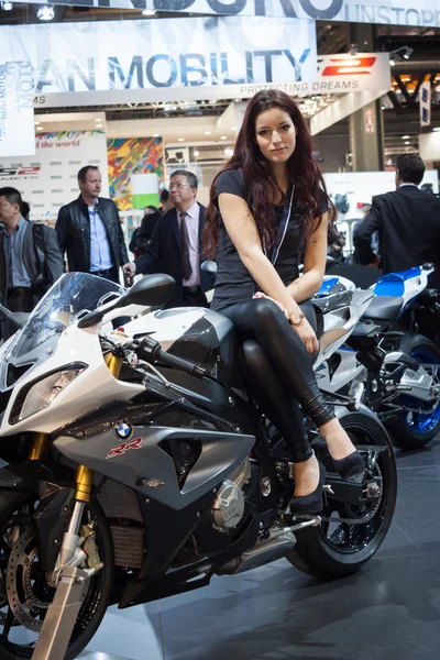 Vacker modell på en motorcykel på eicma 2013 i Milano, Italien — Stockfoto