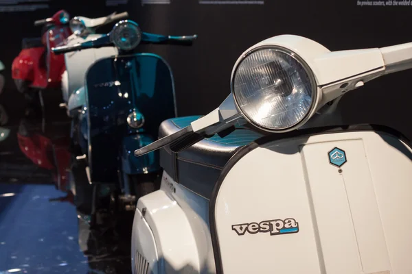 老式的 vespa 摩托车在 eicma 2013 在米兰，意大利 — 图库照片