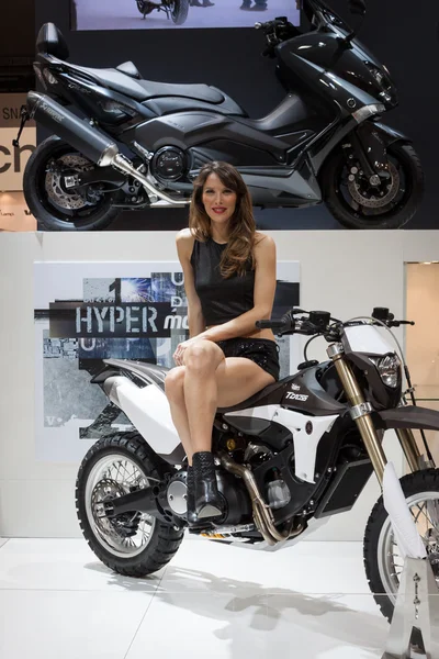 Beautiful model on a motorbike at EICMA 2013 in Milan, Italy — Stock Photo, Image