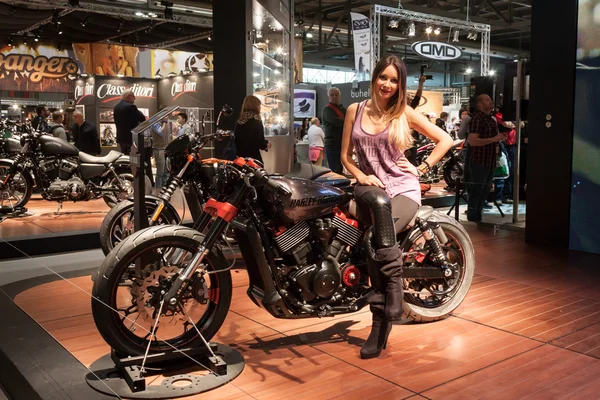 Eicma 2013 ミラノ、イタリアでオートバイに乗って美しいモデル — ストック写真