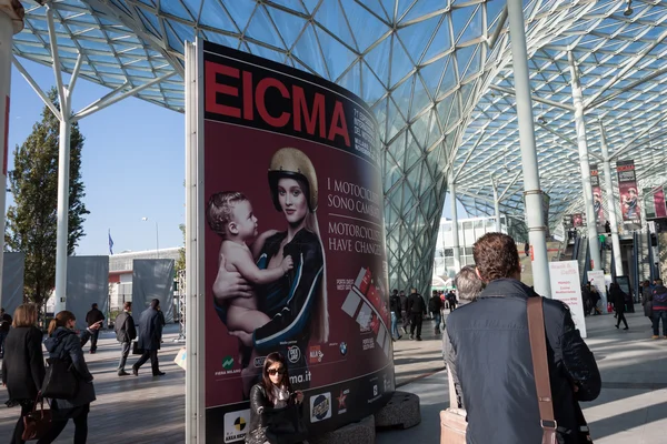 Pessoas na EICMA 2013 em Milão, Itália — Fotografia de Stock