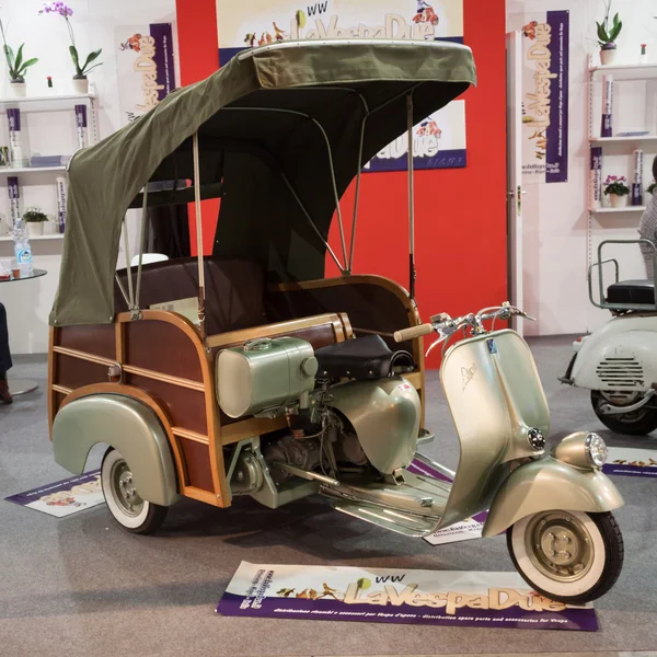 Aangepaste vintage scooter op eicma 2013 in Milaan, Italië — Stockfoto