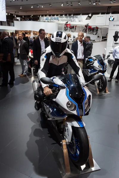 Mensen bij eicma 2013 in Milaan, Italië — Stockfoto