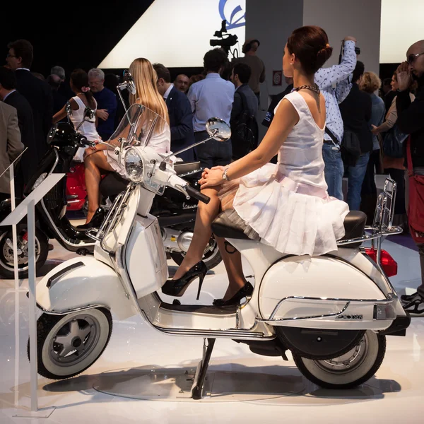 Новый скутер Vespa Primavera на выставке EICMA 2013 в Милане, Италия — стоковое фото