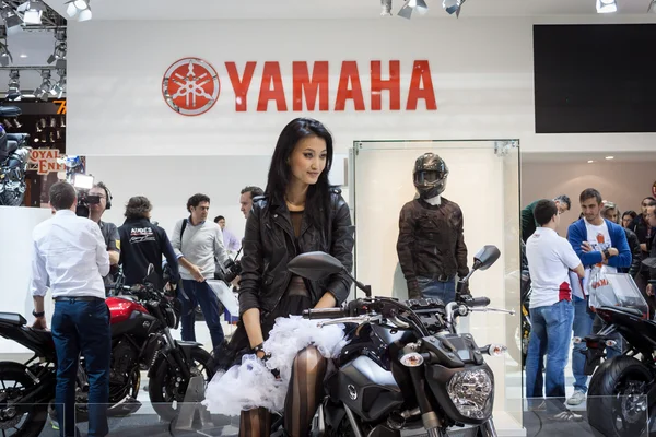 Prachtige model op een motorfiets op eicma 2013 in Milaan, Italië — Stockfoto