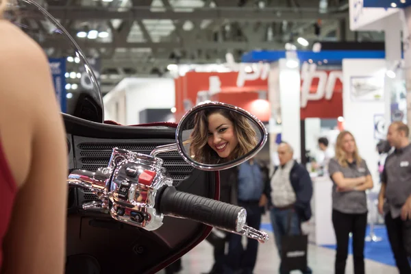 Modelo bonito em uma moto no EICMA 2013 em Milão, Itália — Fotografia de Stock