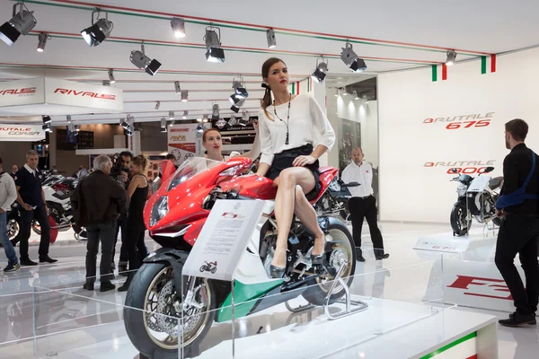 在一辆摩托车在 eicma 2013 在米兰，意大利美女模特 — 图库照片