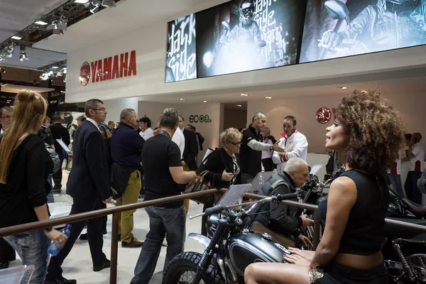 Personas en la EICMA 2013 en Milán, Italia —  Fotos de Stock