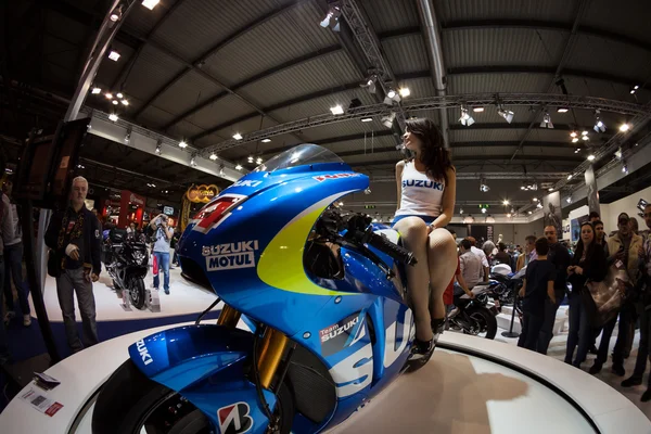 คนที่ EICMA 2013 ในมิลาน, อิตาลี — ภาพถ่ายสต็อก