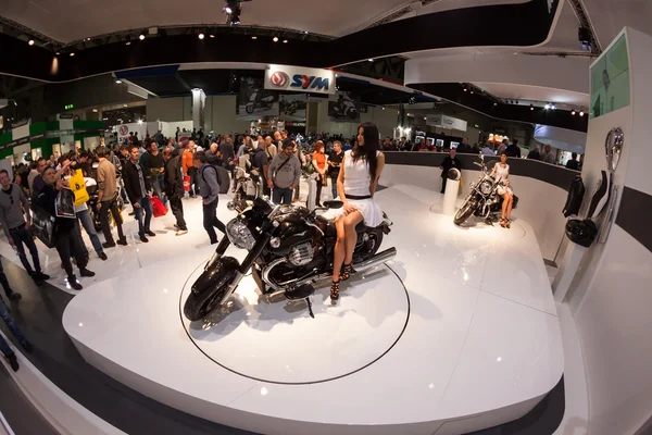 Människor på eicma 2013 i Milano, Italien — Stockfoto