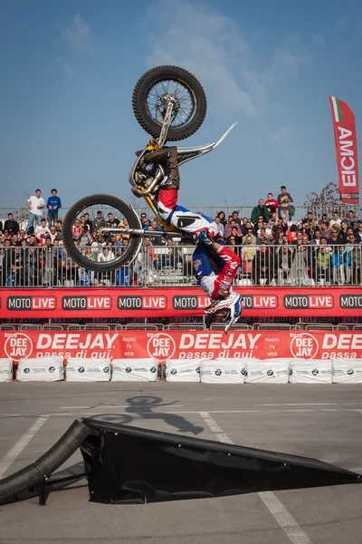 Pilot effectue un backflip à l'EICMA 2013 à Milan, Italie — Photo