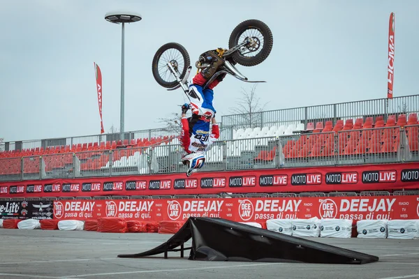 Pilot effectue un backflip à l'EICMA 2013 à Milan, Italie — Photo