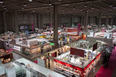 Üstten Görünüm kabinleri ve insanlara chibimart 2013 Milano, İtalya