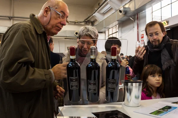 Lidé ochutnávka vína v golosaria roce 2013 v Miláně, Itálie — Stock fotografie