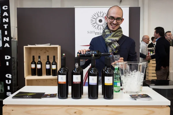 Итальянский винодел на выставке Golosaria 2013 в Милане, Италия — стоковое фото