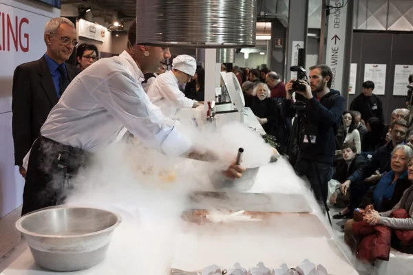 Liquid nitrogen cooking at Golosaria 2013 in Milan, Italy — Stock Photo, Image