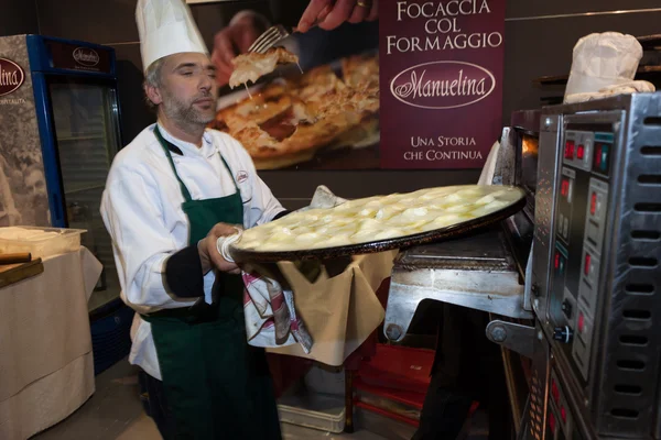 Chef cooking flat bread at Golosaria 2013 in Milan, Italy — Stock Photo, Image