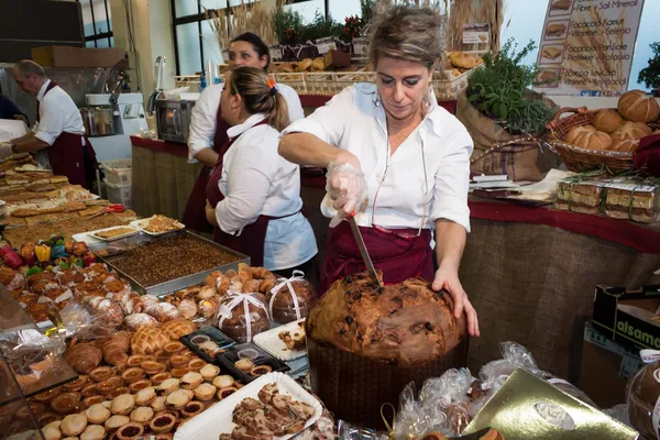 People and panettone at Golosaria 2013 in Milan, Italy — Stock Photo, Image