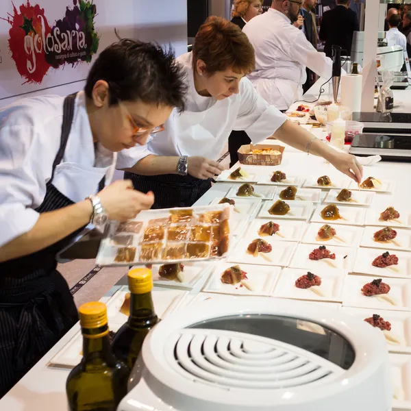 Chef's assistants working at Golosaria 2013 in Milan, Italy — Stock Photo, Image