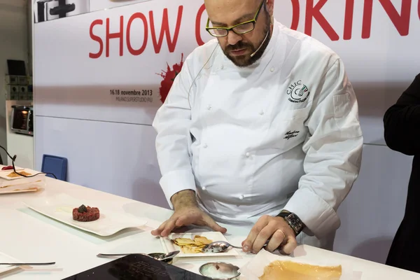 Chef working at Golosaria 2013 in Milan, Italy — Stock Photo, Image