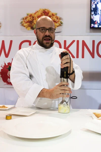 Chef-kok werken met onderdompeling blender bij golosaria 2013 in Milaan, Italië — Stockfoto