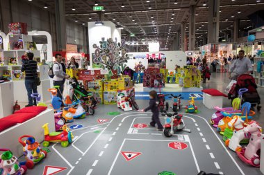 g insanlara! Gel giocare Milano, İtalya