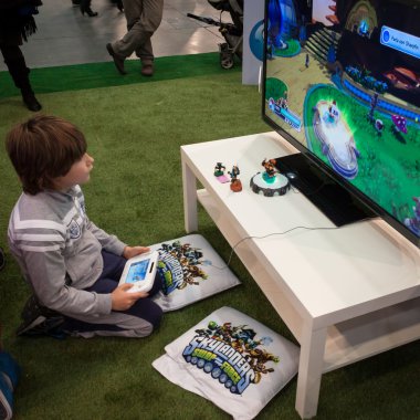 Çocuk video oyunları oynarken de g! Gel giocare Milano, İtalya