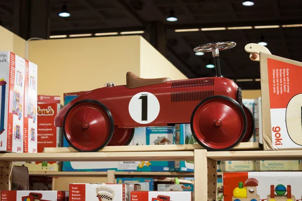 विंटेज खिलौना कार पर जी मिलान, इटली में आते हैं — स्टॉक फ़ोटो, इमेज