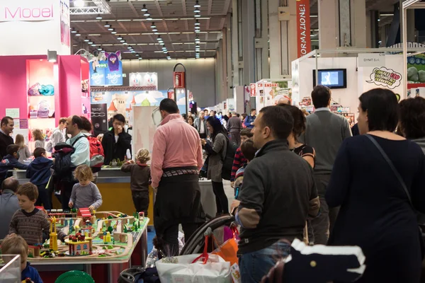 People at G! come giocare in Milan, Italy — Stock Photo, Image