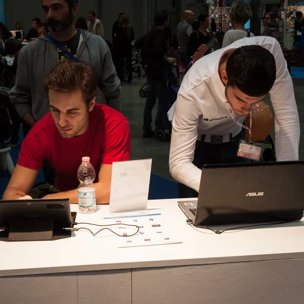 People and computers at G! come giocare in Milan, Italy — Stock Photo, Image