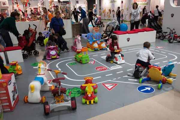 Kinderen spelen op g! Kom giocare in Milaan, Italië — Stockfoto