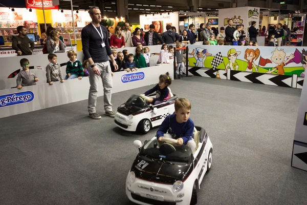 Children driving electric cars at G! come giocare in Milan, Italy — Stock Photo, Image