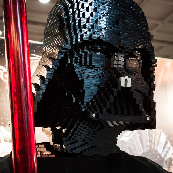 Capul lui Lego Darth Vader la G! vin giocare în Milano, Italia — Fotografie, imagine de stoc