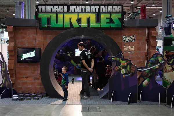 Żółwie Ninja stoją w g! kto giocare w Mediolan, Włochy — Zdjęcie stockowe