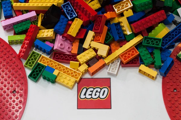 Detalle de ladrillos de construcción de Lego en G! come giocare in Milán, Italia — Foto de Stock