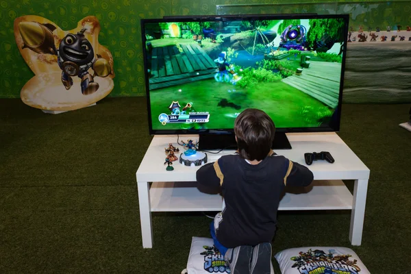 Anak bermain video game di G! datang raksasa di Milan, Italia — Stok Foto