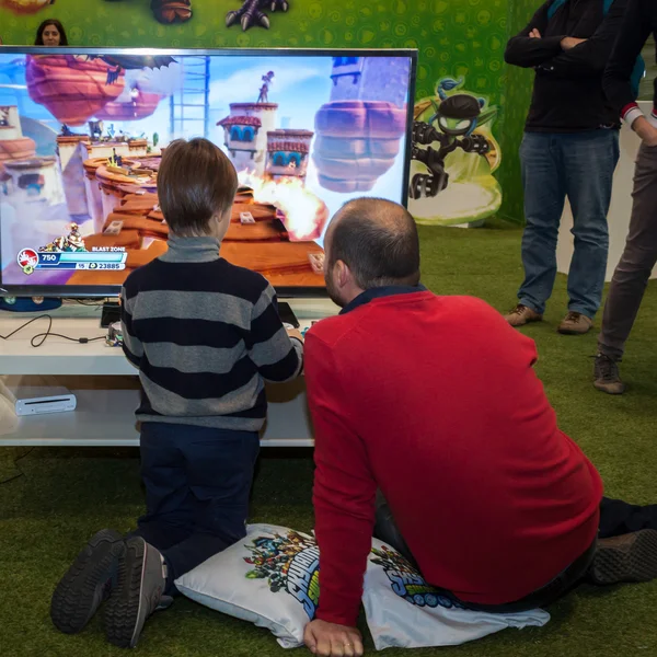 Otec a syn hraje video hry na g! Přijďte giocare v Miláně, Itálie — Stock fotografie