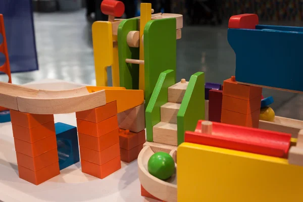 Houten speelgoed op g! Kom giocare in Milaan, Italië — Stockfoto