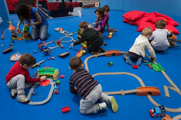 ¡Niños jugando en G! come giocare in Milán, Italia —  Fotos de Stock