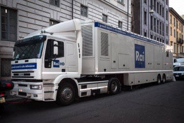 İtalya Milano'da la scala opera binası dışında İtalyan televizyon teknik araç