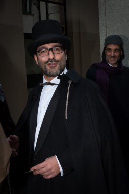 emberek várnak a jegyek kívül a la scala Operaház, Milánó, Olaszország