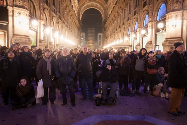 Gente mirando la pantalla que transmite el estreno de La Traviata de Verdi en Milán, Italia — Foto de Stock
