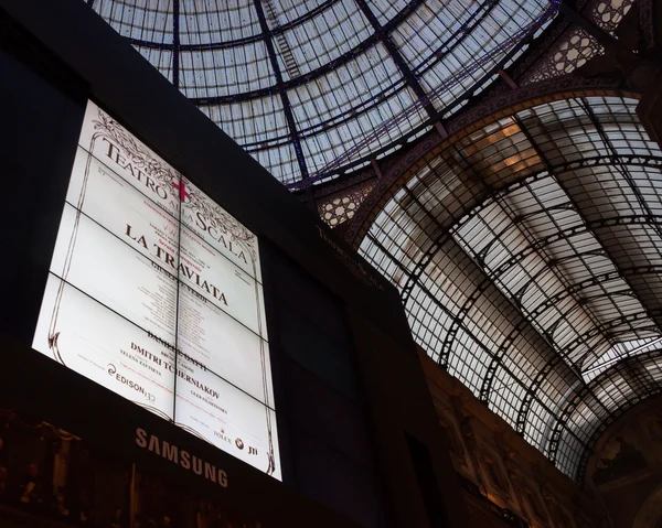 Big screen ready to broadcast Verdi's La Traviata premiere in Milan, Italy — Stock Photo, Image