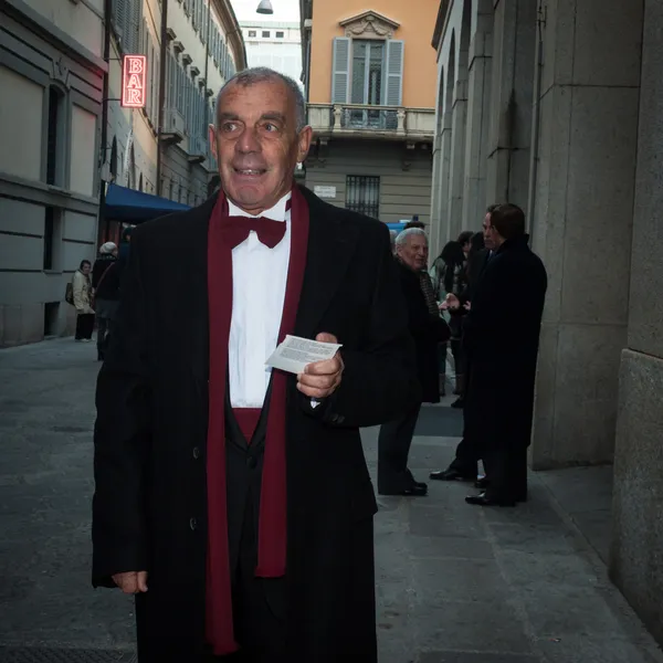 Homme montrant son billet devant l'opéra La Scala à Milan, Italie — Photo
